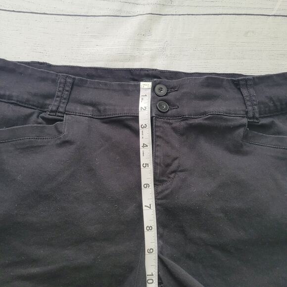 Torrid Size 16 5 Inch Stretch Sateen Mid-Rise Black Shorts Summer Essentials - Picture 3 of 7